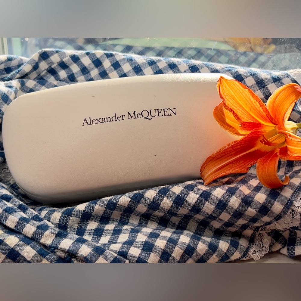 ALEXANDER McQUEEN Empty Hard Sunglasses Glasses Case
White Leatherette Mens